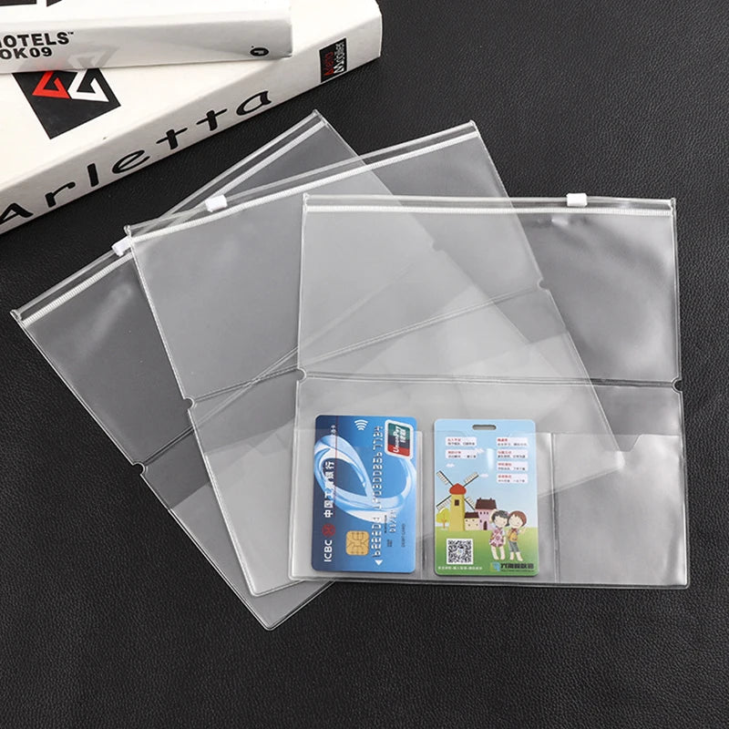 Bolsa de cierre de plástico transparente con varios documentos y tarjetas, exhibida sobre una superficie oscura.