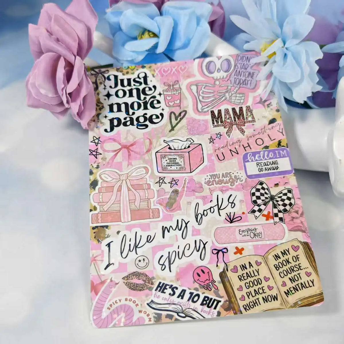 Buntes Insertkärtchen mit rosa und lila Designs und Text wie 'Ich mag meine Bücher und scharf.'