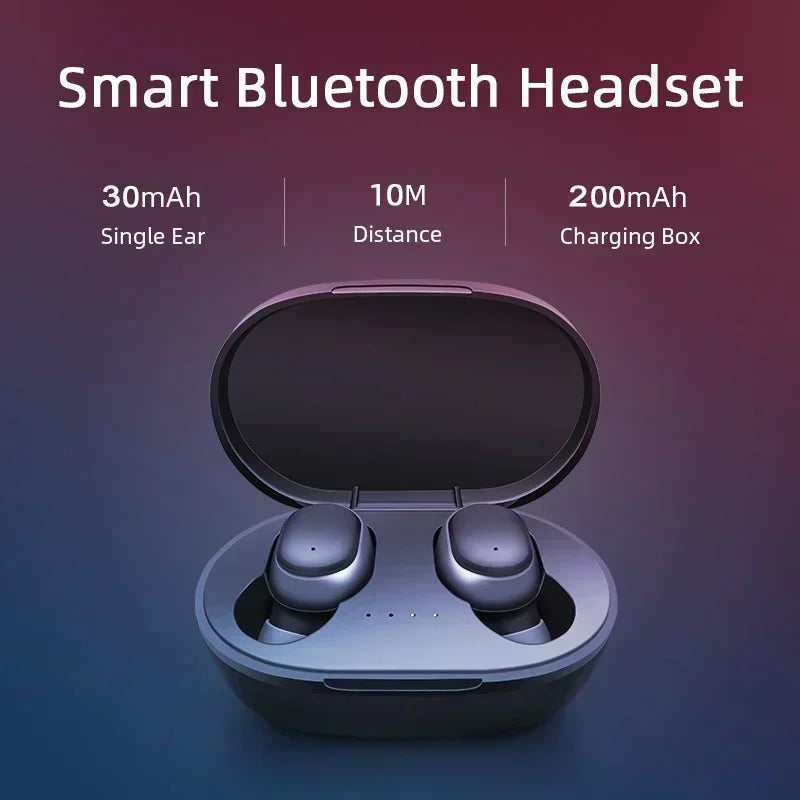 Ein elegantes, dunkelgraues Bluetooth-Headset ist geöffnet in seiner Ladebox mit zwei Ohrhörern sichtbar.