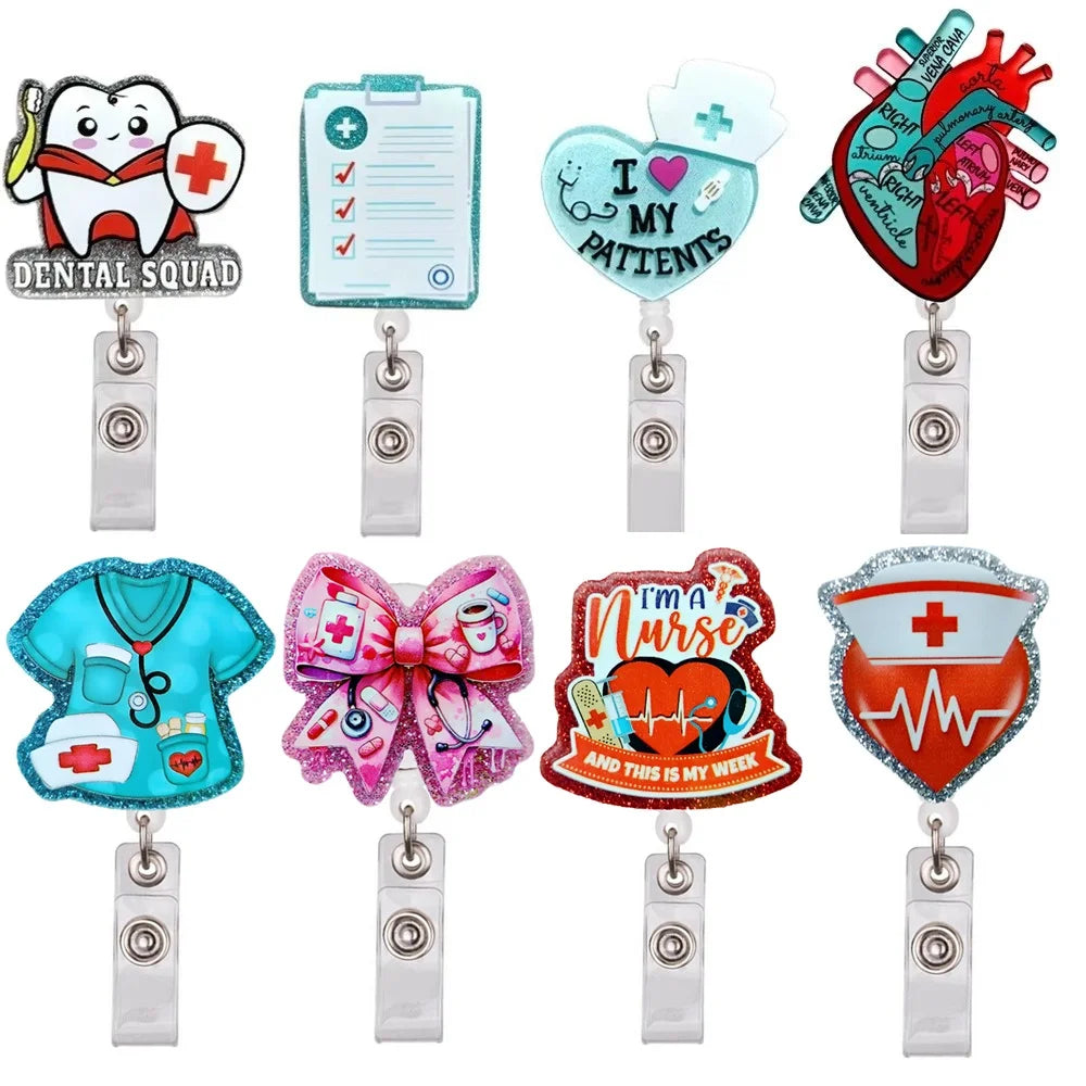 Set kunstvoller Glitzer-Acryl-ID-Kartenclip mit Designs wie einem Bären, einem Herzen und einer Krankenschwester-Thematik.