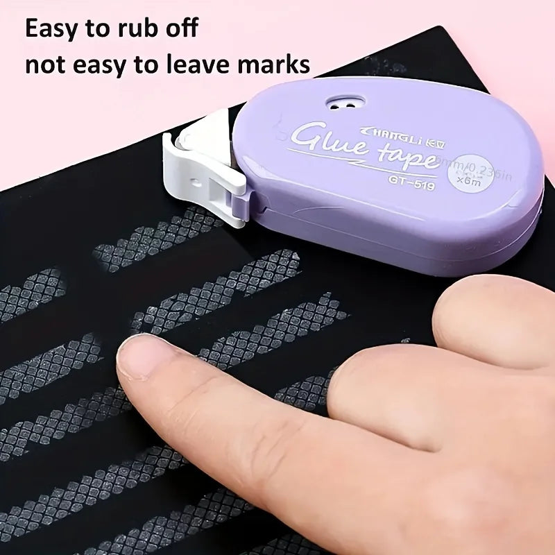 Lila Klebebandspender mit weißem Hintergrund auf schwarzer Oberfläche, zeigt einfache Entfernbarkeit und keine Spuren