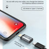 Ein USB-C-Kabel verbindet ein iOS-Telefon mit einem Gerät, das die Funktion eines universellen Adapters zeigt.