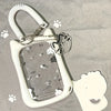 Weißes Silikon-Katzen-Anhänger-Kenncard-Halter mit klarem Kunststoff-Slot und grauem Silikon-Katzencharm.