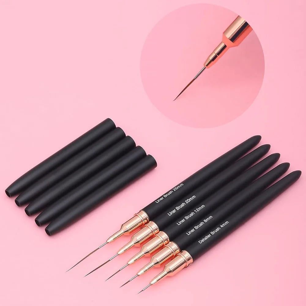 Un set de pinceles finos para uñas de precisión negros con varios tamaños y un pincel de color dorado sobre un fondo rosa.