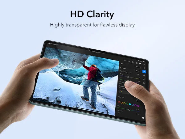 Eine Hand hält ein iPad mit einer Landschaft, die die HD-Klarheit des gehärteten Displayschutzglases hervorhebt.