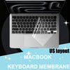 Nahaufnahme einer silbernen MacBook-Tastatur mit einer klaren Silikonmembran-Tastaturabdeckung im US-Layout.