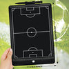 Schwarzes taktisches Strategie-Markerbrett mit Fußballfeld-Layout, Linien und Markierungen.
