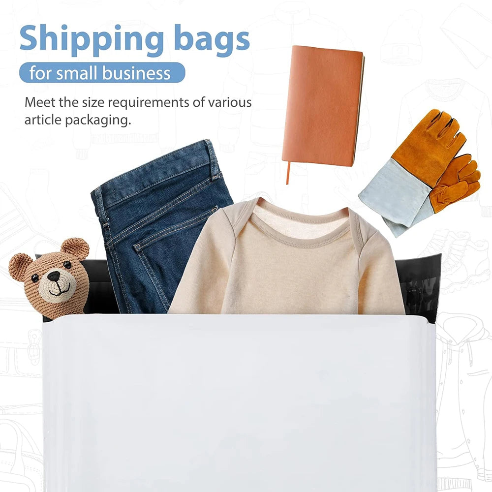 Versandtaschen für kleine Unternehmen mit verschiedenen Artikeln wie Jeans, einem T-Shirt und Handschuhen.