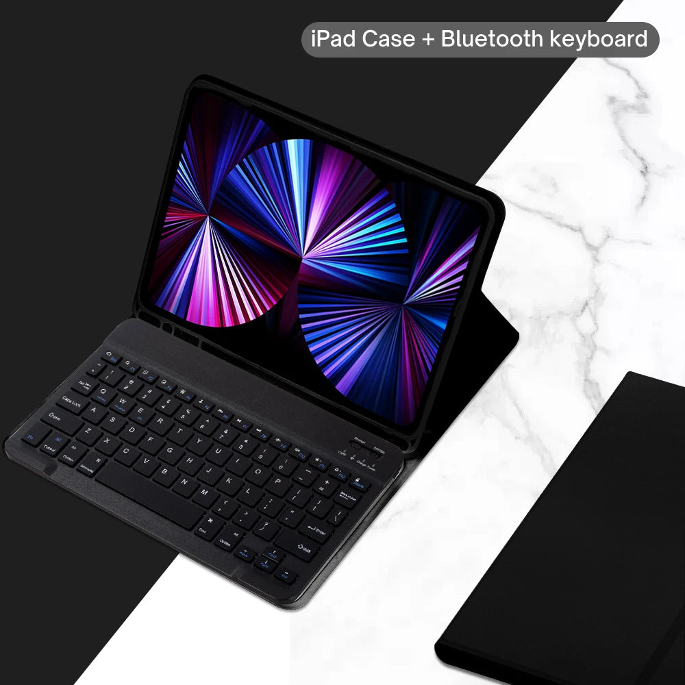 Coque iPad noire avec clavier et souris Bluetooth détachables, ouverte sur une surface en marbre blanc.