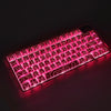 Primer plano de un teclado mecánico con teclas LED rosas y diseños de degradado intrincados iluminados contra un fondo oscuro