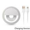 حلقة تصوير ذاتي بإضاءة LED بيضاء مع كابل شحن USB بجانبها.