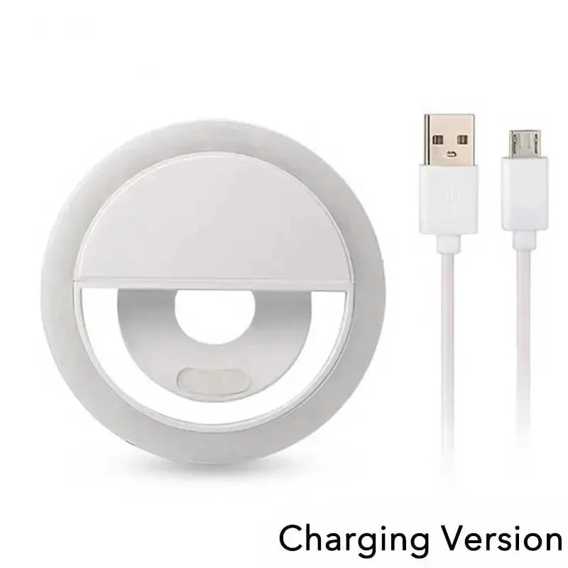 حلقة تصوير ذاتي بإضاءة LED بيضاء مع كابل شحن USB بجانبها.