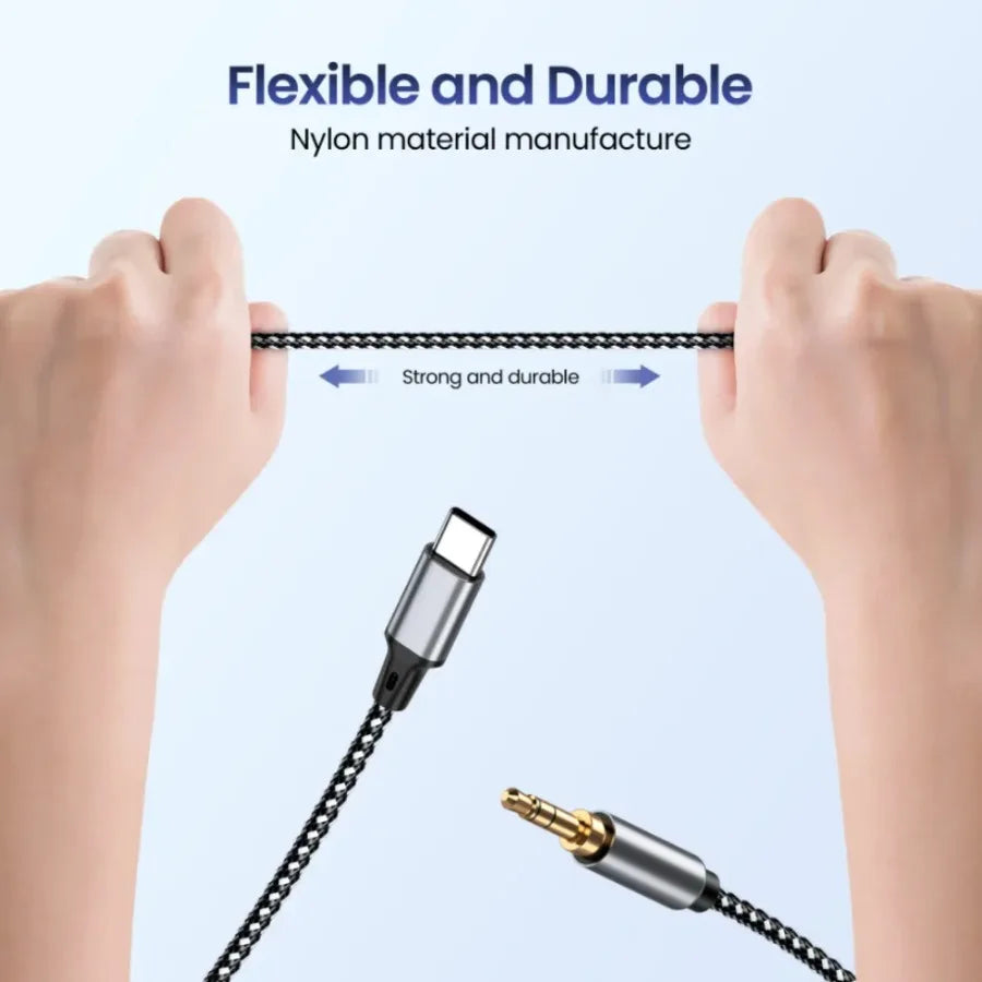 Hände demonstrieren ein flexibles und robustes Nylon-Audioadapterkabel, das ein USB-C-Gerät mit einem 3,5-mm-Gerät verbindet.