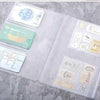 Bolsa de cierre de plástico transparente con varias tarjetas y artículos pequeños para viajar y almacenar.