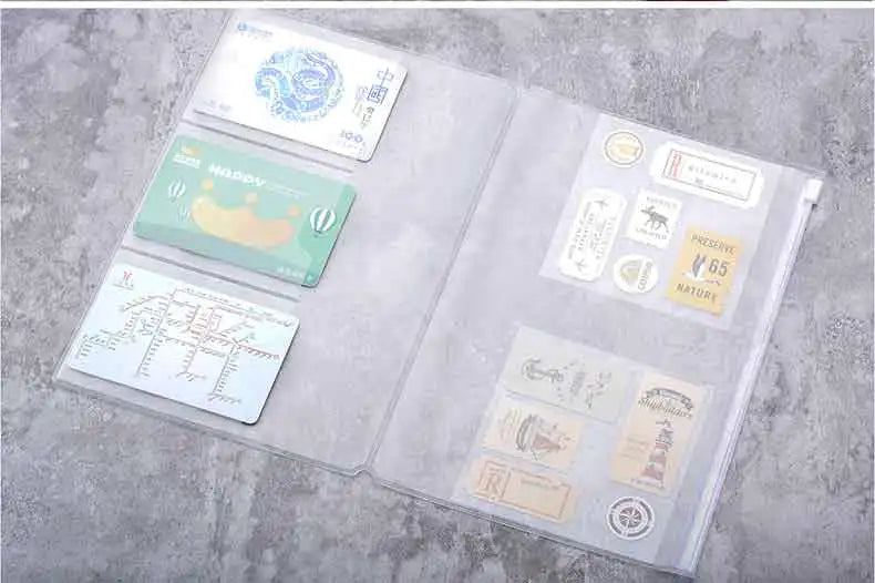 Bolsa de cierre de plástico transparente con varias tarjetas y artículos pequeños para viajar y almacenar.