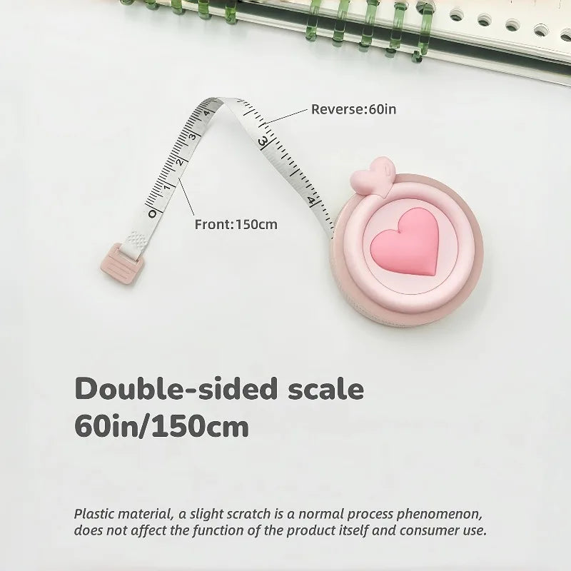 Cinta métrica retráctil rosa de doble cara mostrando una escala de 60 pulgadas y 150 centímetros.