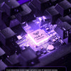 Gros plan d'une carte de circuit imprimé de clavier mécanique avec des composants violets lumineux et des touches sombres.