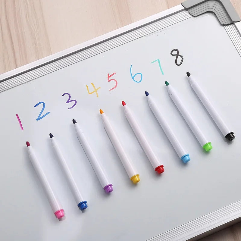 Eine Reihe von acht magnetischen, abwischbaren Whiteboard-Stiften mit farbigen Spitzen auf einer Tafel.