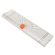 Cortador manual portátil con cuerpo de plástico transparente y pieza guía naranja, mostrando líneas de medición.
