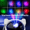 Un projecteur blanc émet divers effets de nébuleuses colorées sur une surface sombre.