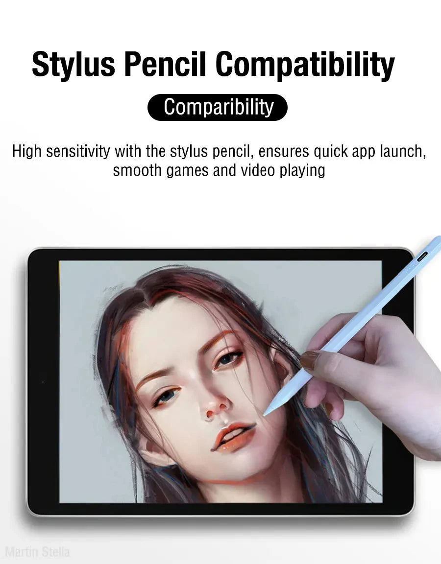 Une main utilise un stylet pour dessiner sur un écran de tablette représentant le visage d'une femme.