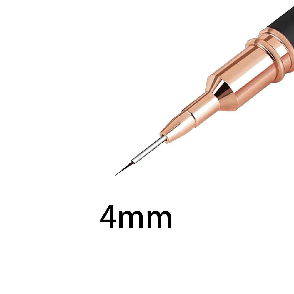 Vista cercana de un pincel liner para uñas de precisión de color oro rosa metálico con punta de 4 mm.