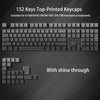 Nahaufnahme von 132 top-gedruckten Keycaps für mechanische Tastaturen mit Durchscheibeffekt.