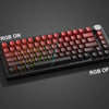 Nahaufnahme einer mechanischen Tastatur mit individuellen Double-Shot-Keycaps, die RGB-Beleuchtung an- und ausschalten.