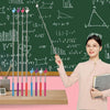 امرأة تشير إلى معادلة رياضية مكتوبة على سبورة خضراء بعصي تعليمية.