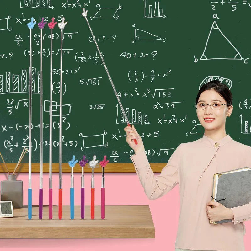 امرأة تشير إلى معادلة رياضية مكتوبة على سبورة خضراء بعصي تعليمية.