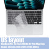 Silberes MacBook Pro Laptop mit Silikon-Tastaturabdeckung auf weißem Hintergrund.