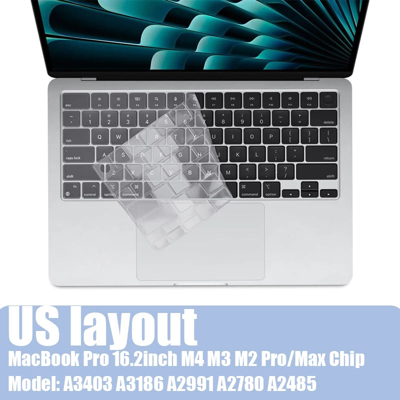 Silberes MacBook Pro Laptop mit Silikon-Tastaturabdeckung auf weißem Hintergrund.