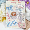 Bibliotheksausweis-Design mit Buchtitel, Autor und dem Spruch „Ich lese“, umgeben von floralen Elementen.