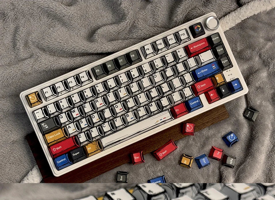 Nahaufnahme einer maßgefertigten mechanischen Cherry-Tastatur mit farbigen Keycaps auf einer Holzoberfläche.
