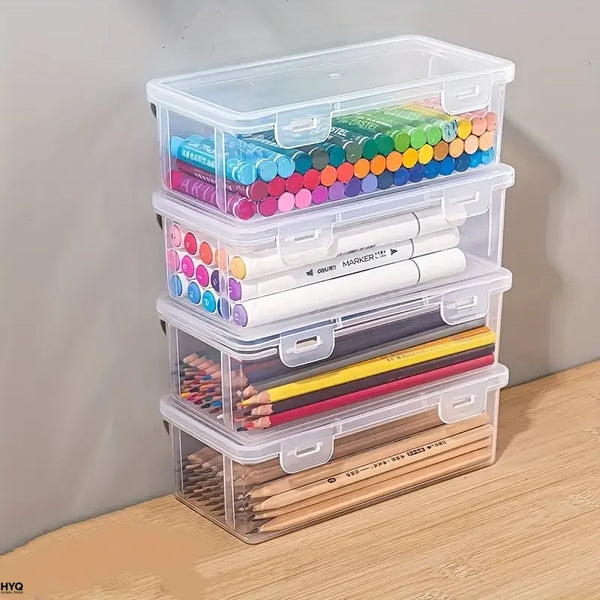 Stapel durchsichtiger Plastikboxen mit Deckeln, gefüllt mit bunter Markern und Stiften für Büro und Bastelbedarf.