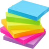 Ein Stapel bunter quadratischer selbstklebender Haftnotizen in Blau-, Grün-, Gelb- und Pinktönen.
