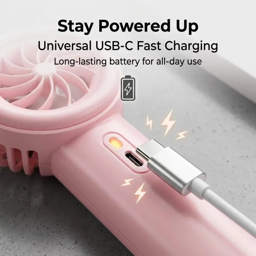 Pinker tragbarer USB-C Schnelllade-Mini-Lüfter mit angeschlossenem Ladekabel.