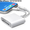 Adaptador lector tarjeta SD a USB-C blanco junto a un iPhone, indicando compatibilidad para modelos de iPhone 12 a 16.