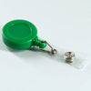 Porta credencial de plástico verde con clip metálico y funda de plástico transparente.