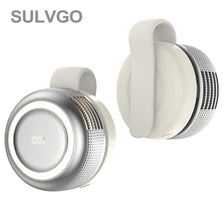 Ventilateur portable à clip, blanc, avec grille en maille argentée et boîtier lisse.