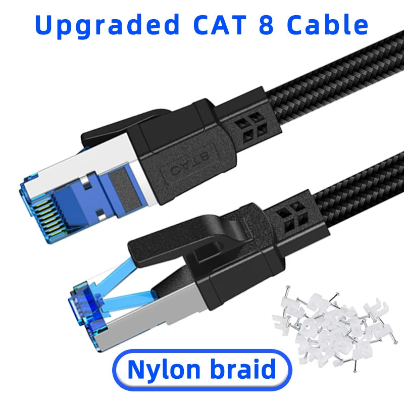 Aufgerigertes CAT 8 Kabel mit Nylongeflecht und schwarzen Steckern.
