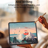 Eine Hand benutzt einen Stift, um auf einem iPad mit magnetischer Folie zu zeichnen, die eine Gemäldeszene zeigt.