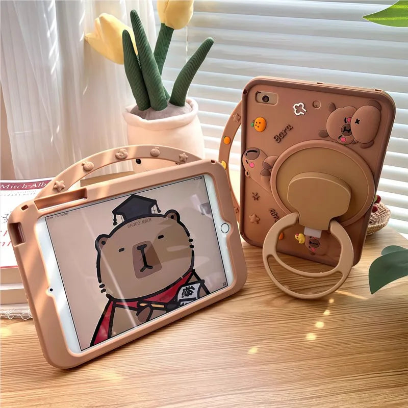 Beige Silikon-Schutzhülle für ein iPad Pro neben einer Handyhülle und gelben Tulpen