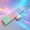 RGB-beleuchtete mechanische Tastatur und Maus-Kombiset mit farbigem Licht auf hellblauer Oberfläche.