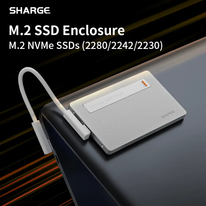 Silberne M.2 NVMe SSD-Gehäuse mit weißem Kabel auf dunkler Laptop-Oberfläche.