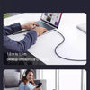Un ordinateur portable est chargé avec un câble multi-longueur, démontrant différentes longueurs pour usage bureau ou automob