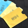 Porte-cartes anti-RFID jaune avec une couche protectrice bleue sur une surface sombre.