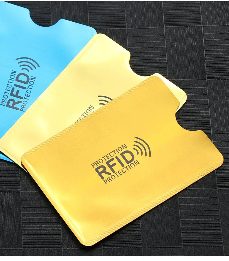 Porte-cartes anti-RFID jaune avec une couche protectrice bleue sur une surface sombre.
