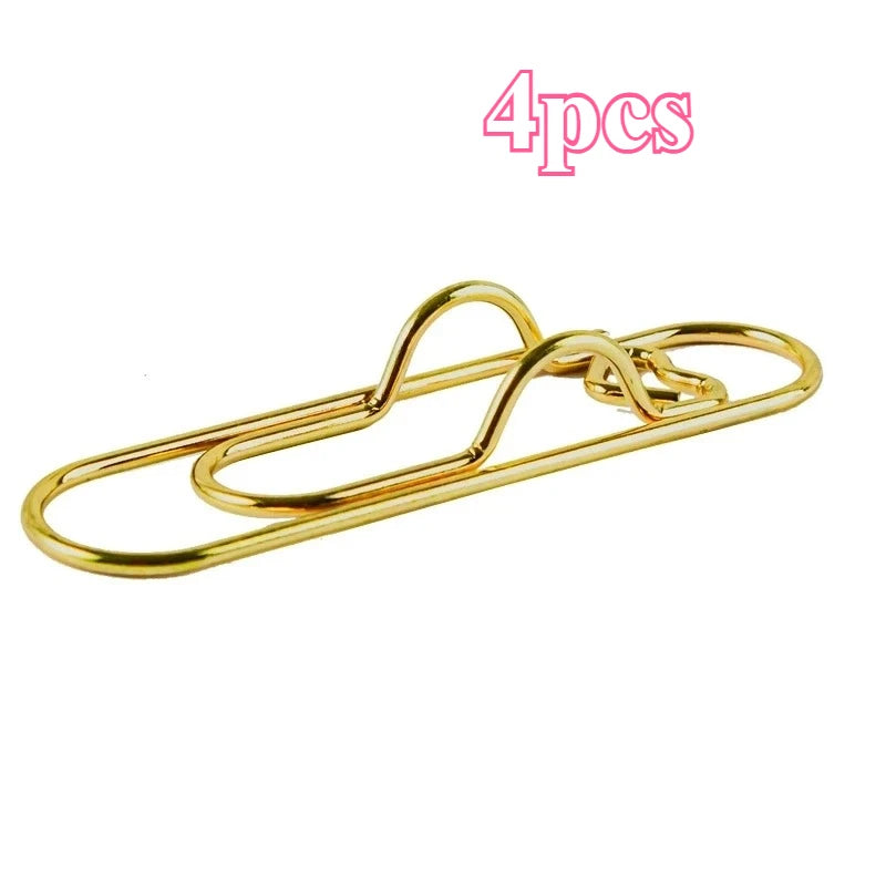 Un paquete de cuatro clips de bolígrafos multifuncionales de color dorado.