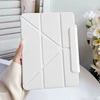 Una funda protectora de cuero sintético blanco premium para un iPad, sostenida por una mano.